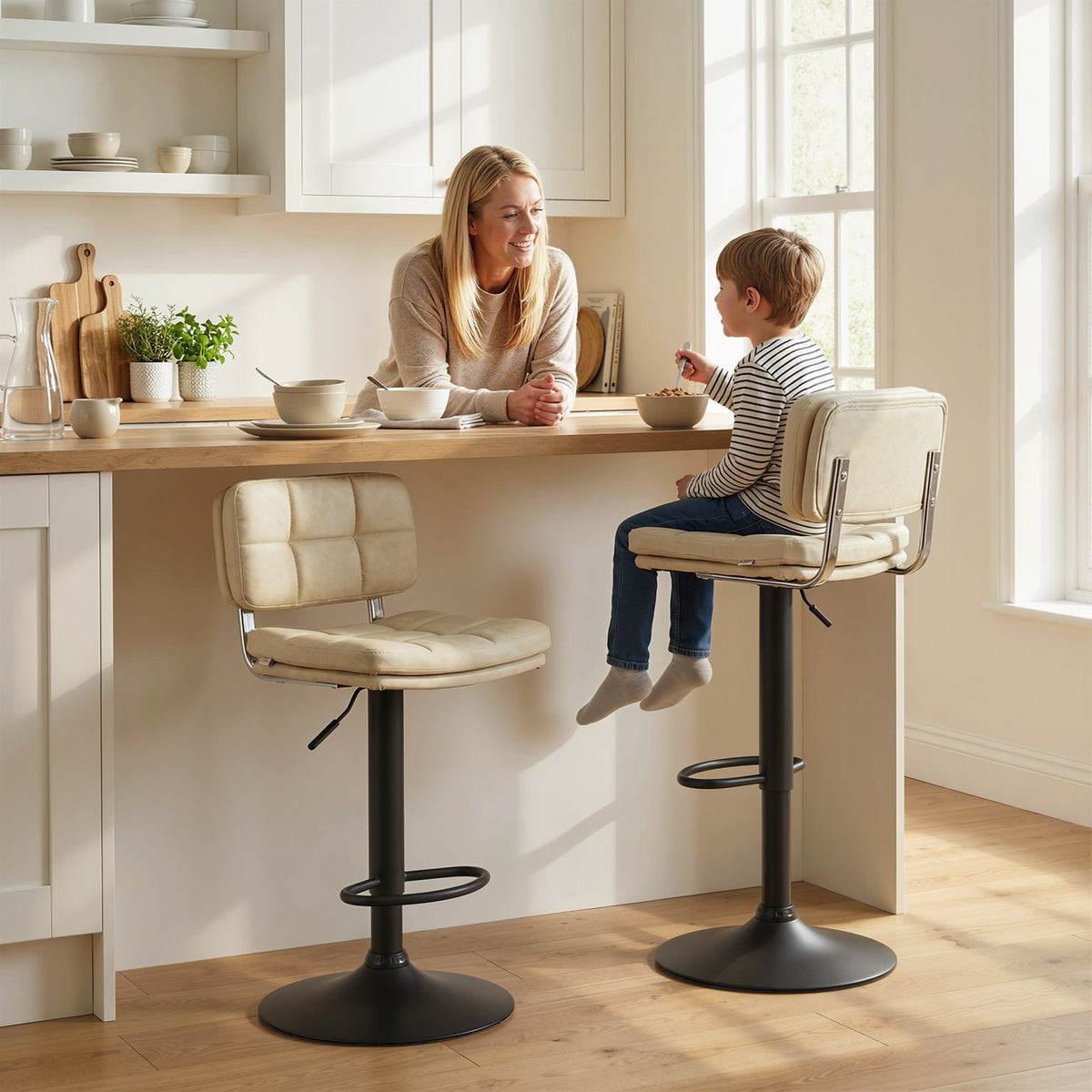 Lot de 2 tabourets de bar Vintage capitonné - pivotant, réglable - repose-pied - revêtement synthétique crème