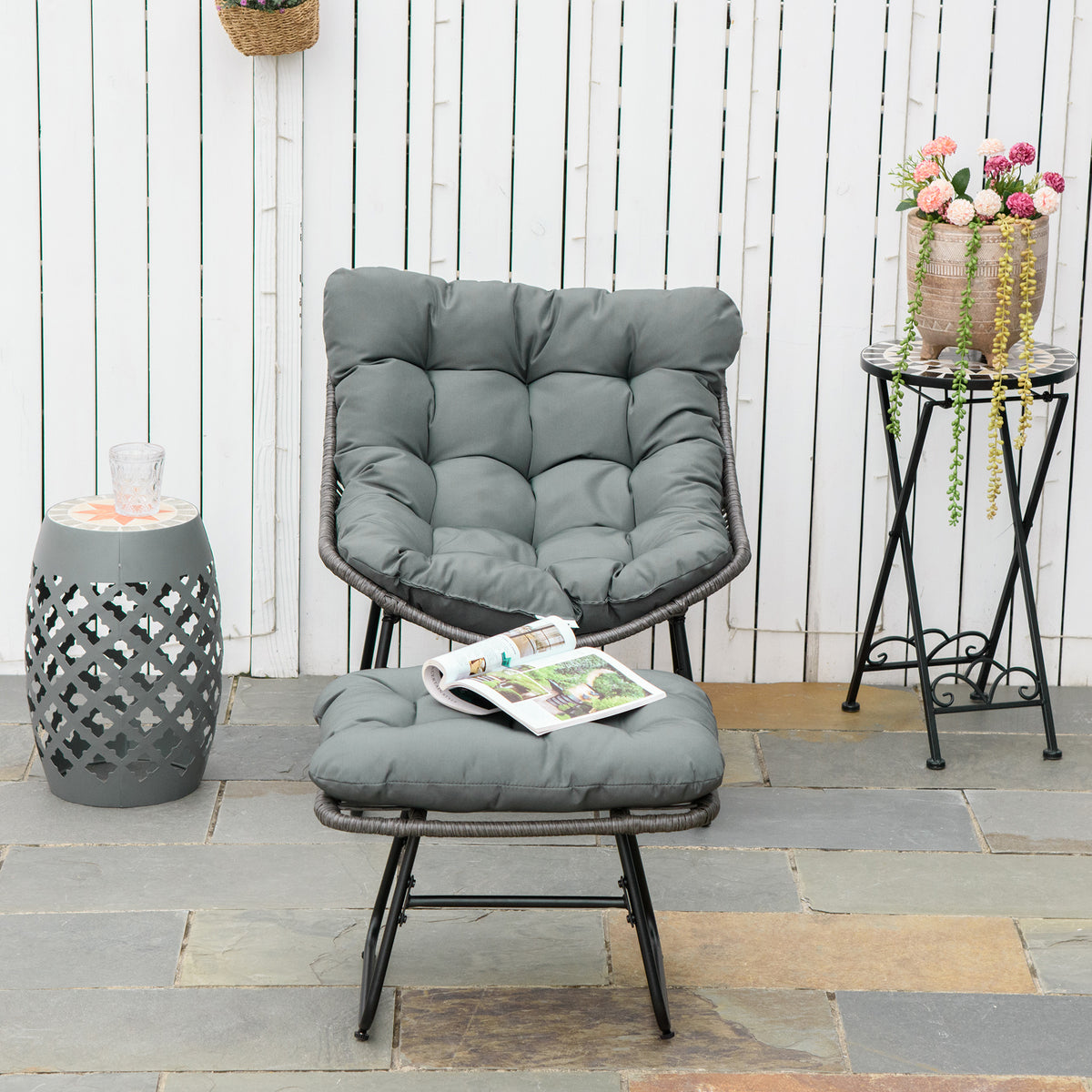 Fauteuil chaise de jardin avec repose-pieds en métal époxy et résine tressée aspect rotin avec coussins