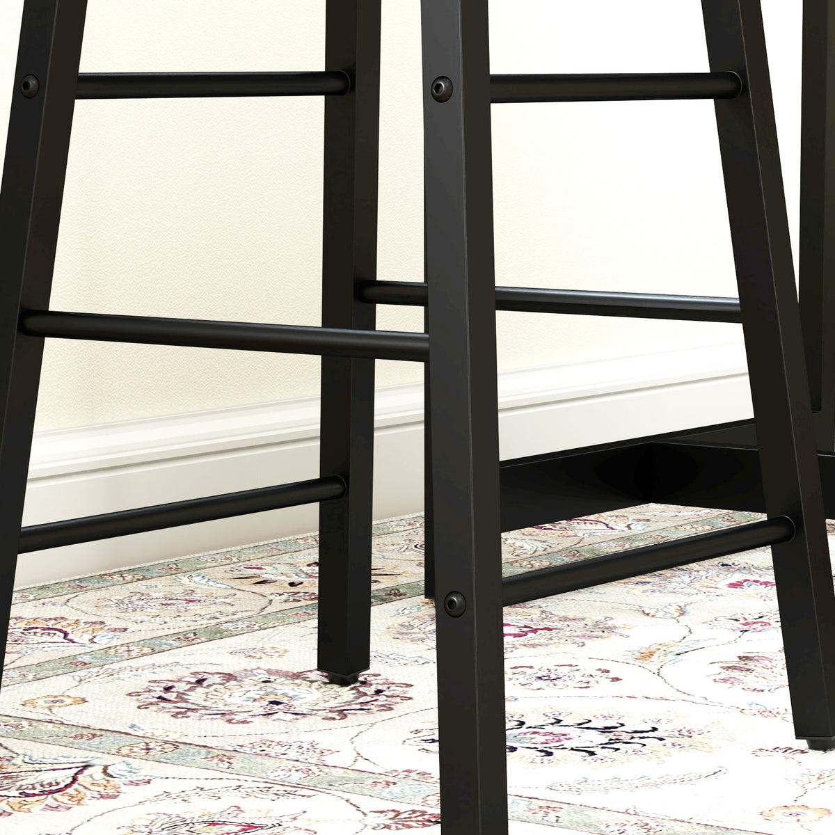 Ensemble table de bar avec tabourets, compartiments ouverts, étagère réglable et repose-pieds, chêne et noir