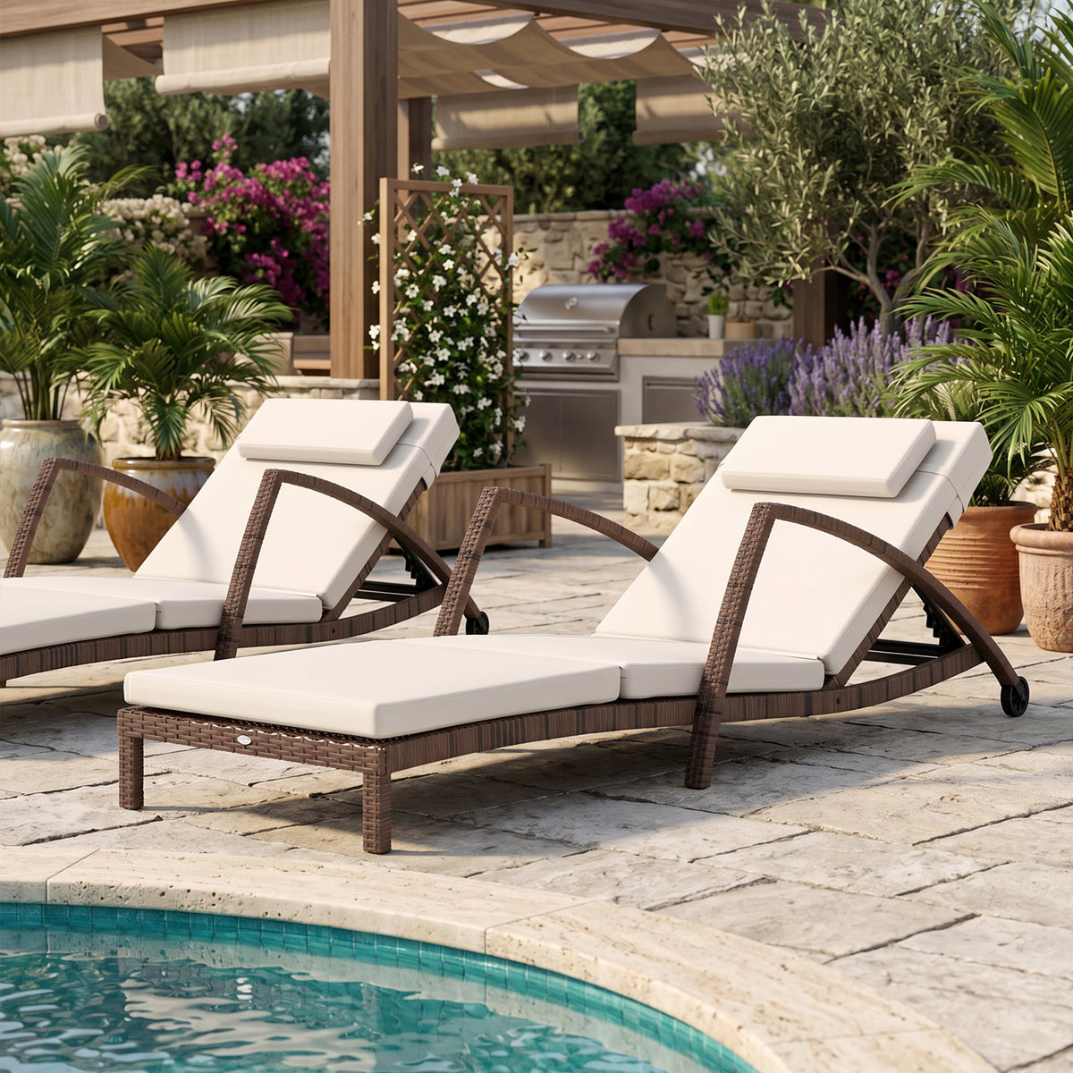 Bain de soleil, chaise longue en résine tressée avec dossier réglable, roulettes, coussin et accoudoirs, marron et beige