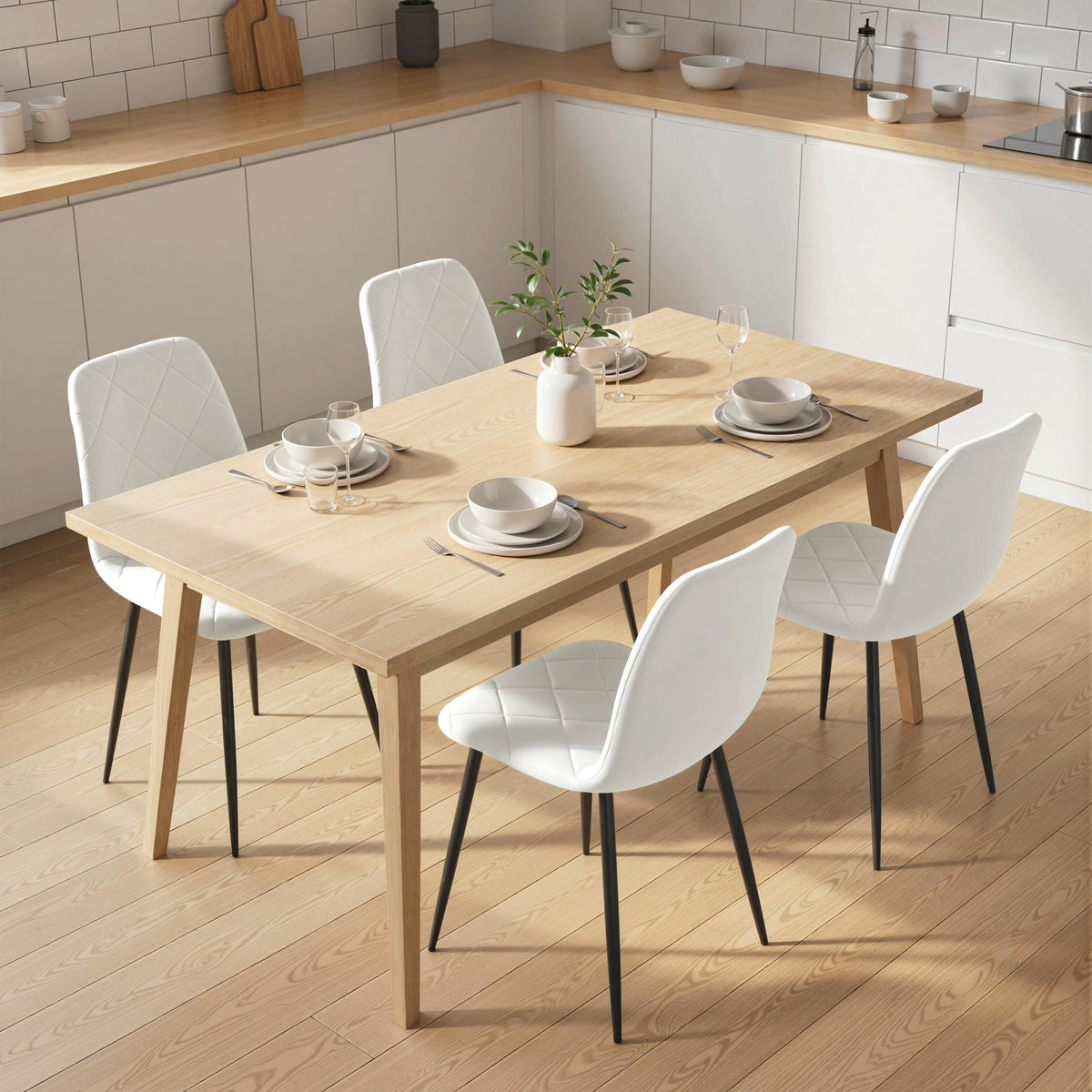 Lot de 4 chaises de salle à manger rembourrées avec dossier haut, pieds en acier et tissu effet velours, crème