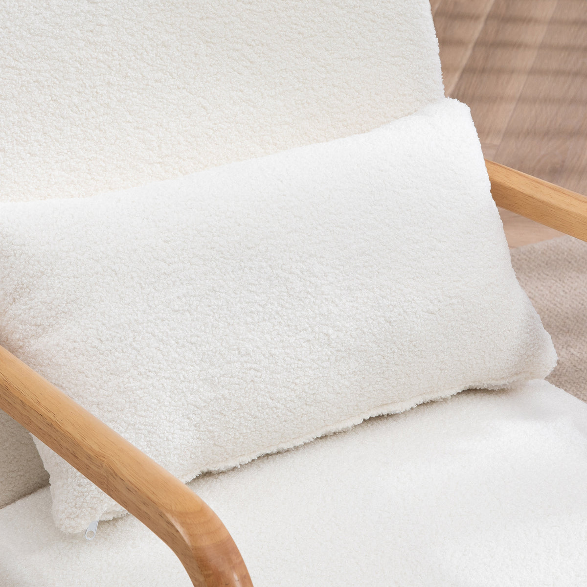 Fauteuil lounge - 3 coussins inclus - assise profonde - accoudoirs - structure bois hévéa - aspect velours crème