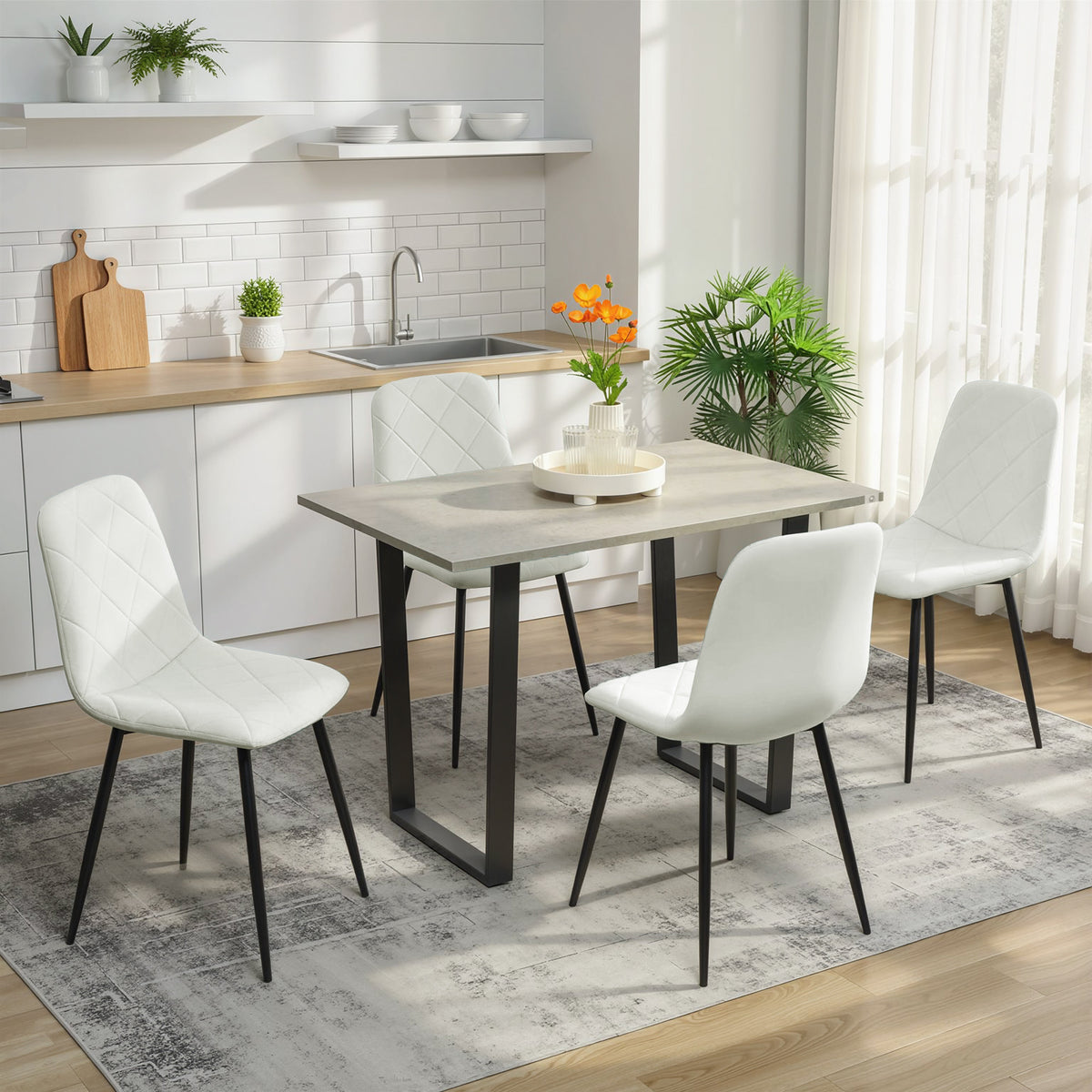 Lot de 4 chaises de salle à manger rembourrées avec dossier haut, pieds en acier et tissu effet velours, crème