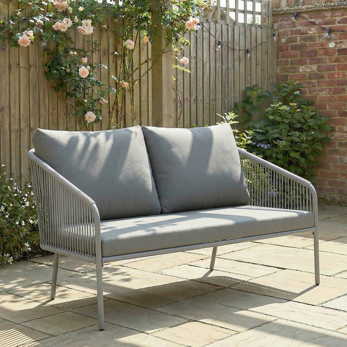 Canapé de jardin 2 places en résine tressée avec coussins canapé d'extérieur accoudoirs cadre en acier 112x72x76cm gris