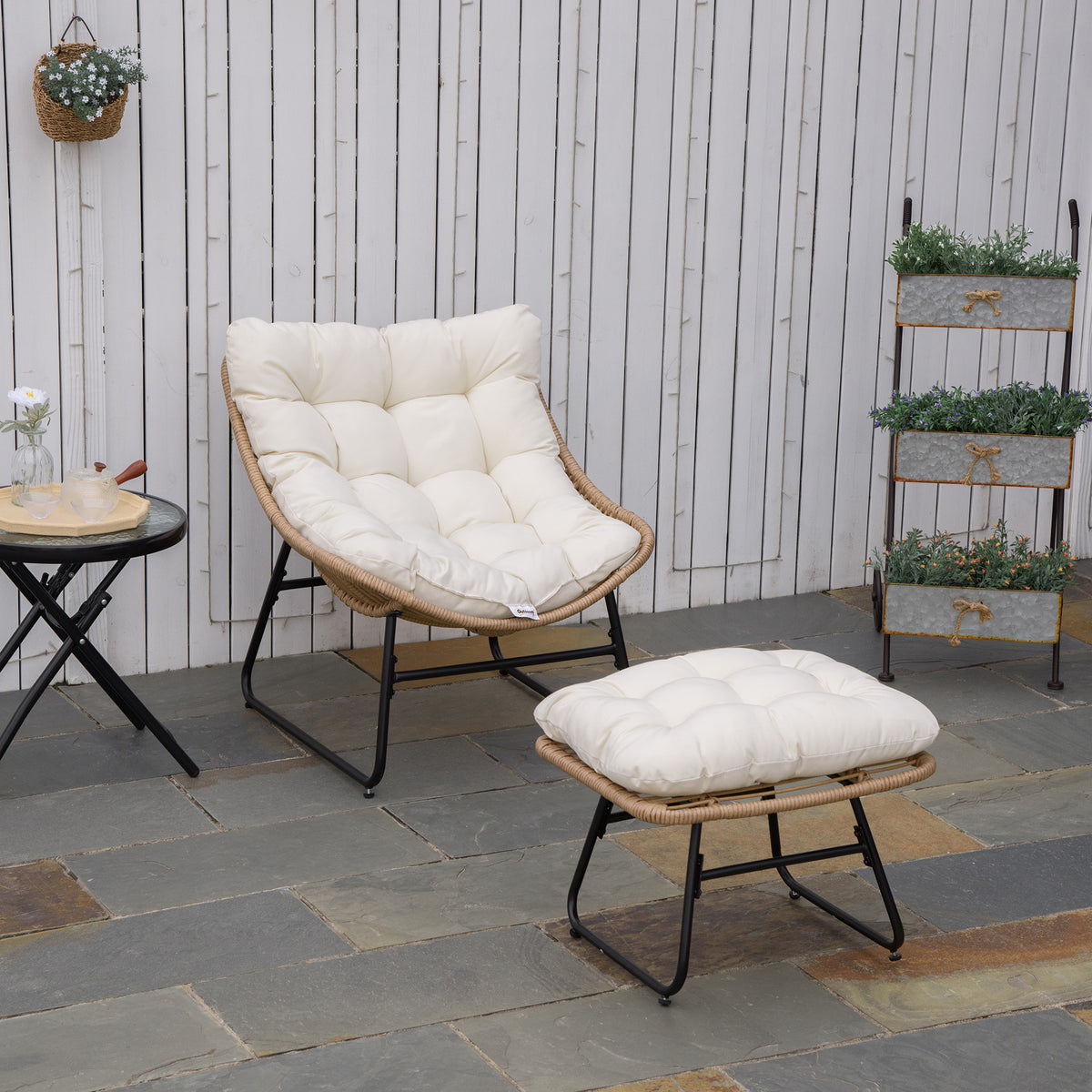 Fauteuil chaise de jardin avec repose-pieds en métal époxy et résine tressée aspect rotin avec coussins
